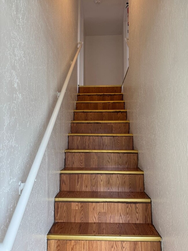 Building Photo - Updated 3 bedroom, 1 bath house in Springfield!