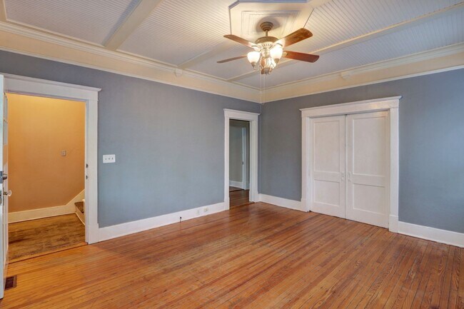 Building Photo - Large Historic Three (of four) Bedroom Apartment