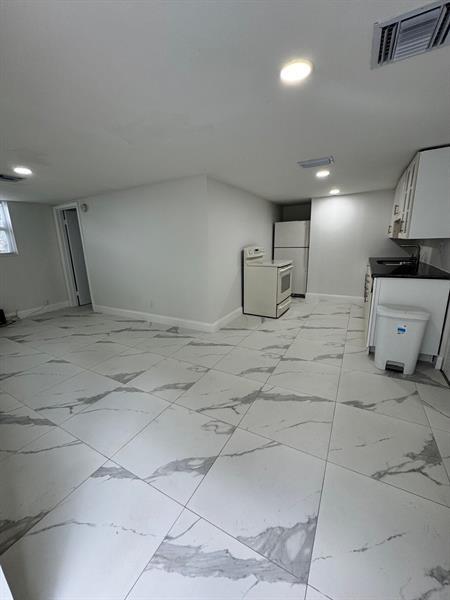 Primary Photo - 412 Fleming Ave