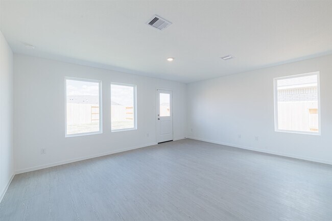 Building Photo - 26718 Willow Ln