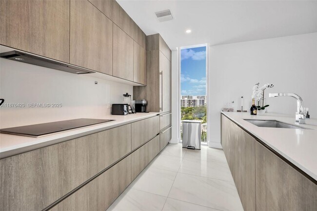 Building Photo - 17550 Collins Ave