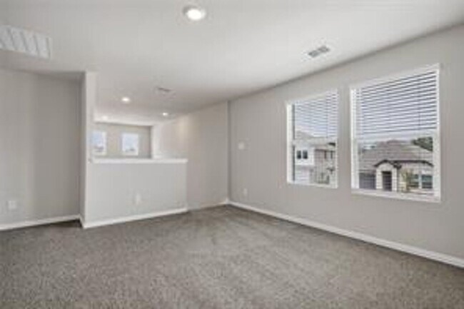 Building Photo - Spacious 3BR/2.5BA Home Near Parks, Dining & Community Pool