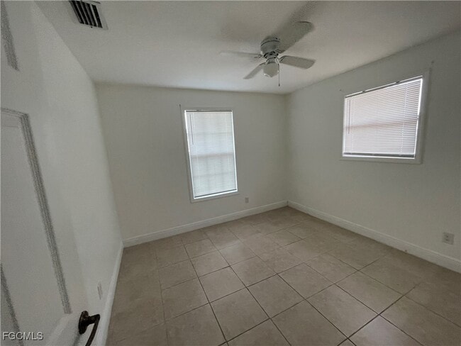 Building Photo - 2505 NE 22nd Pl