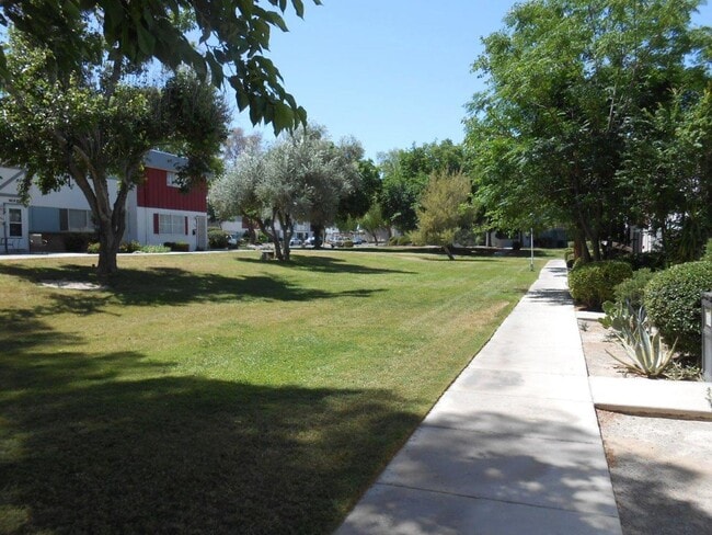 Building Photo - Spacious 2 story Townhouse with Community Pool