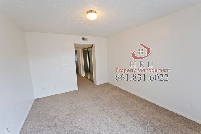 Building Photo - SW-3 bedrooms 2.5 baths condo