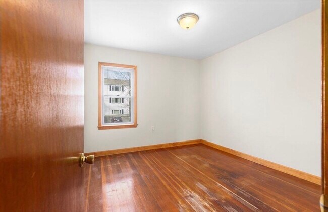 Building Photo - 344 Snell St