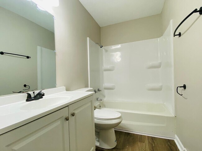 Building Photo - NEWLY REMODELED RANCH!! - 3 Bedroom, 1 Bath Home in Ankeny