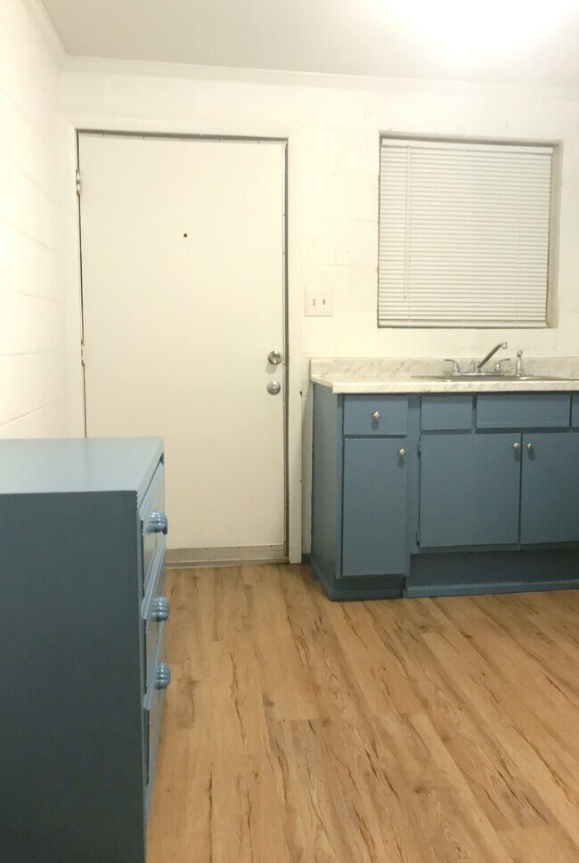 Building Photo - 219 S 7th St