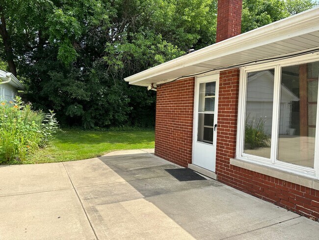 Building Photo - 843 Verne Ln