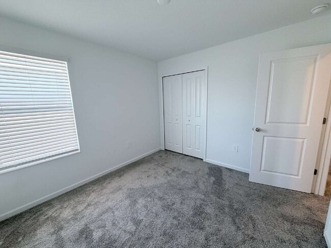 Building Photo - Available for Rent 5 spacious bedrooms and 2.5 bathrooms