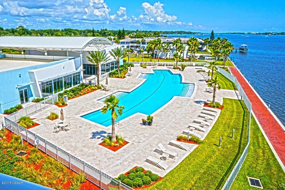 Building Photo - 231 Riverside Dr