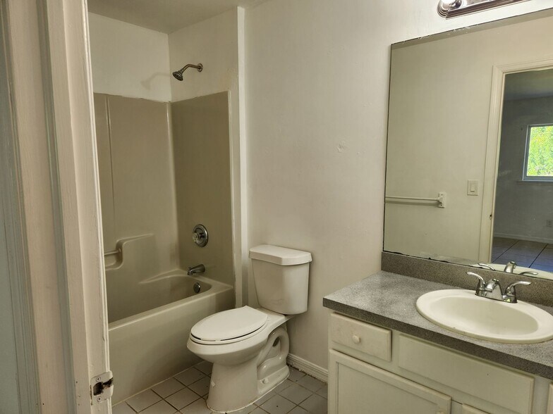 Building Photo - LO 4770-4772 Jordan Ave S