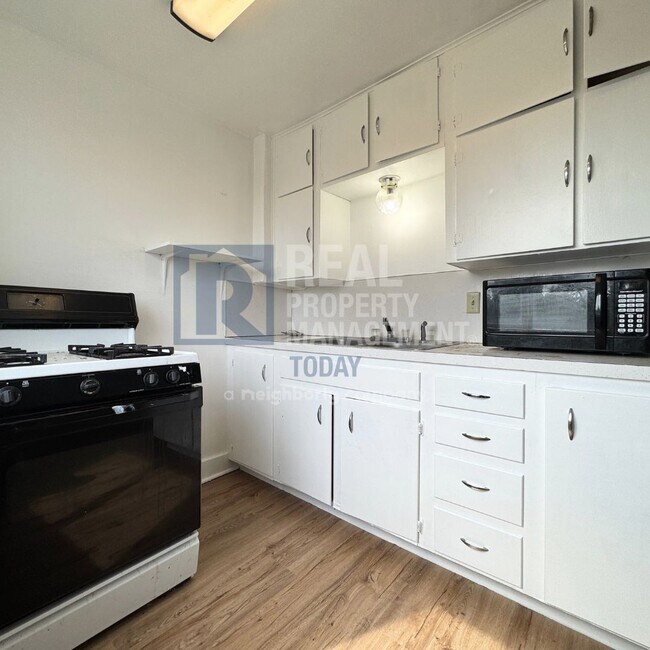 Building Photo - Calvin - 1651 (Cascade Group)