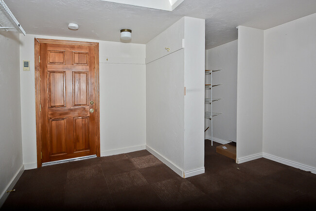 Building Photo - 2 bedroom 2 bath townhome located on the B...
