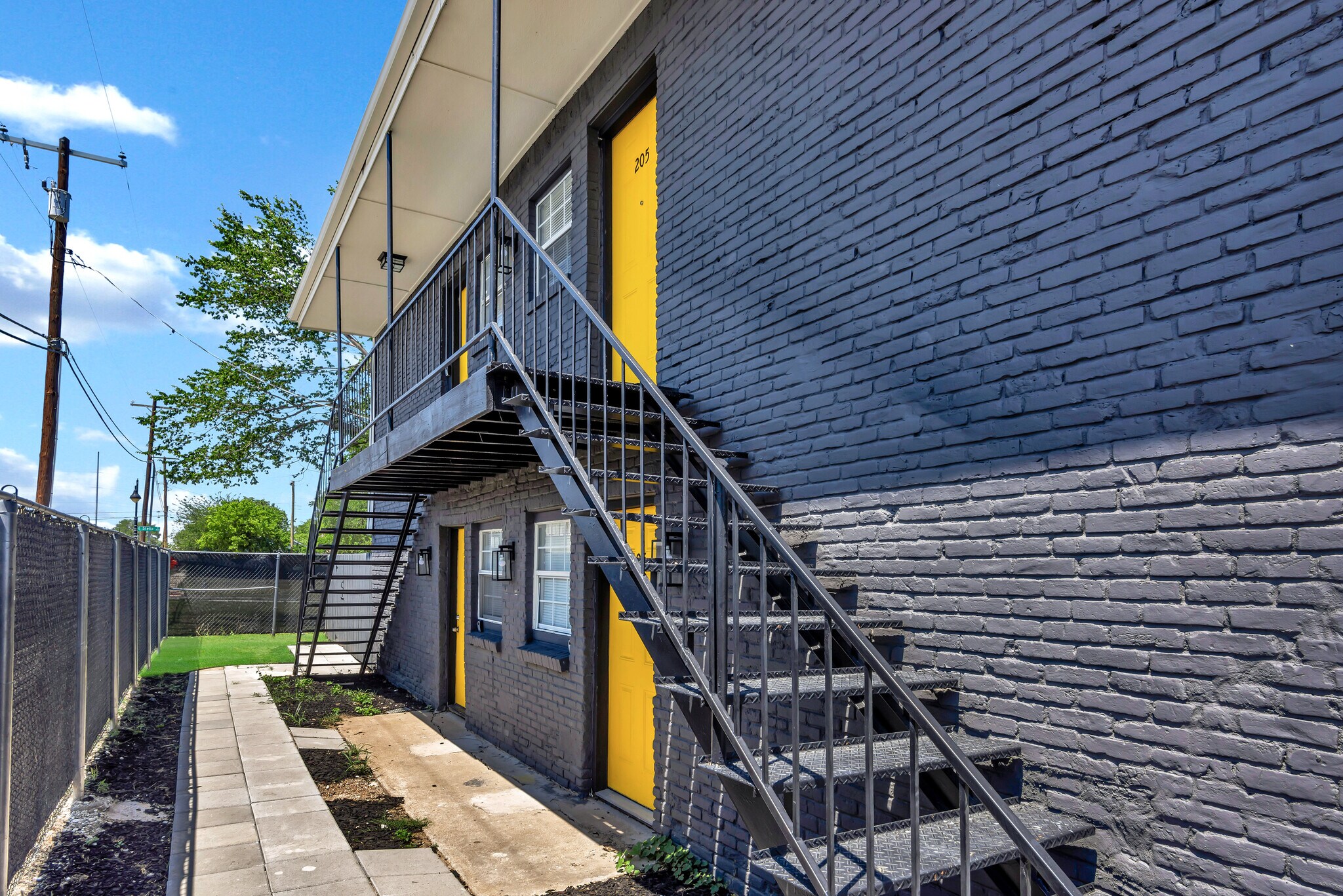 Building Photo - 901 Bessie St