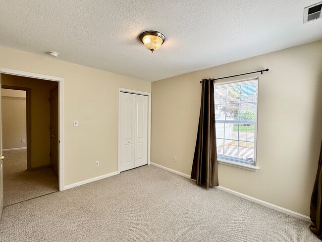 Building Photo - A Chesapeake Bay Townhome w/Garage, Available NOW! 2 Downstairs Bedrooms - Pet Friendly - 2 Balco...