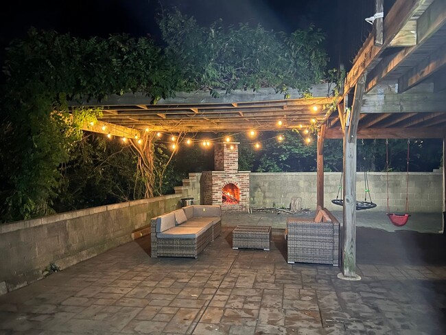 Building Photo - Charming 3 Bedroom with Lush Sunset Views ...