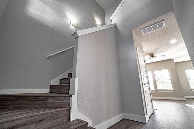 Building Photo - 3101 SW Garrison Ln