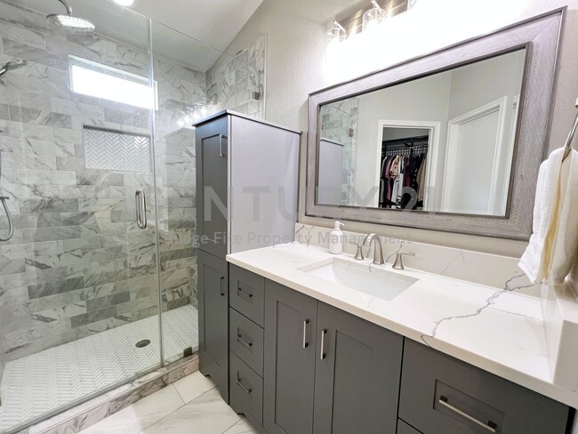 Building Photo - Well Maintained 4/2/2 Nestled on Cul-De-Sa...