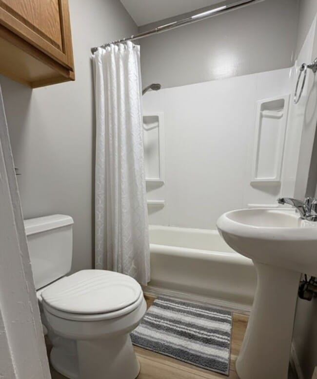 Building Photo - 2-Bed, 1-Bath House for Rent! NO APPLICATI...