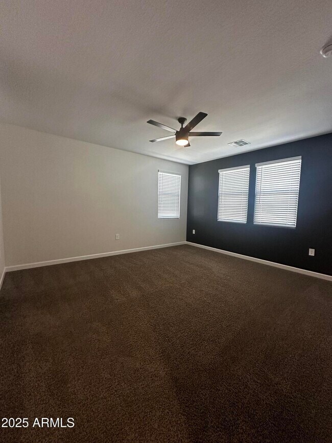 Building Photo - 2116 W Sable Ave