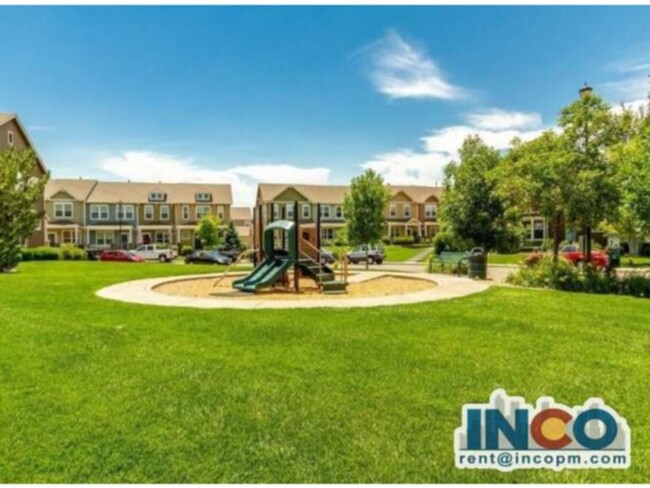 Building Photo - Spacious 3 bed 3 bath Townhome end unit wi...