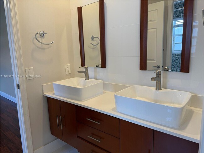 Building Photo - 807 Heritage Dr