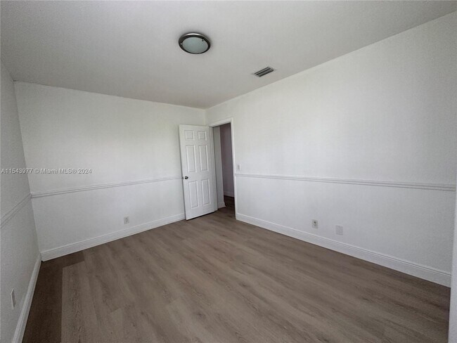 Building Photo - 547 Patio Village Way