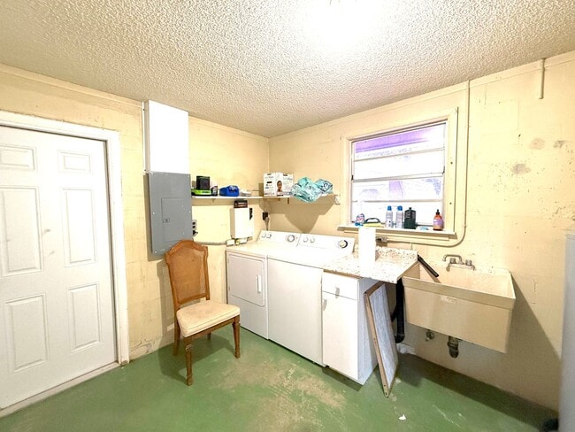 Building Photo - Charming 3-Bedroom, 2-Bath Home in the Hea...