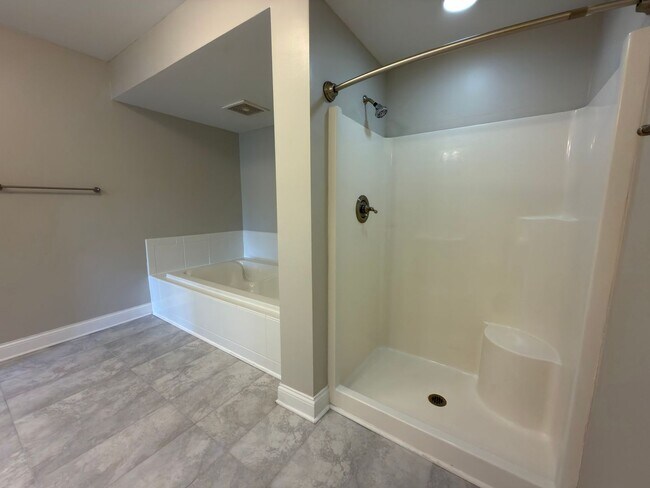 Building Photo - **Stunning Waterfront Condo in Downtown Knoxville**  2 Bedroom, 2 bath Fully renovated! Available...