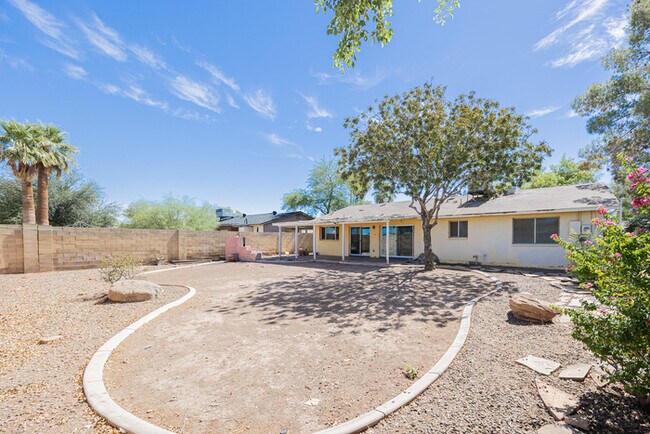 Building Photo - 2812 S Cottonwood Dr
