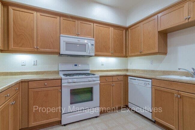Building Photo - Newer 2 Bedroom, 2 Bath Townhouse with Garage