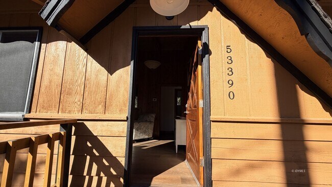 Building Photo - 2 Bedroom View Home