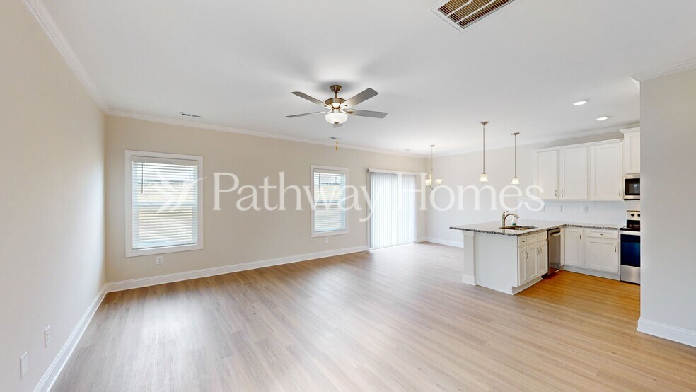 Building Photo - 108 S Sina St