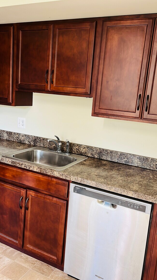 Building Photo - 2 Wimbledon Ln