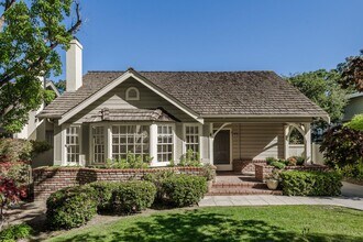 Building Photo - Charming Burlingame Home, 2 Bedroom / 1 Ba...