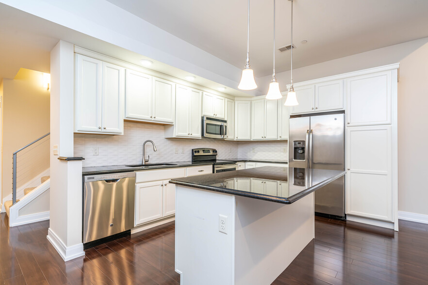 Peregrine Plaza 201-205 - Peregrine Plaza