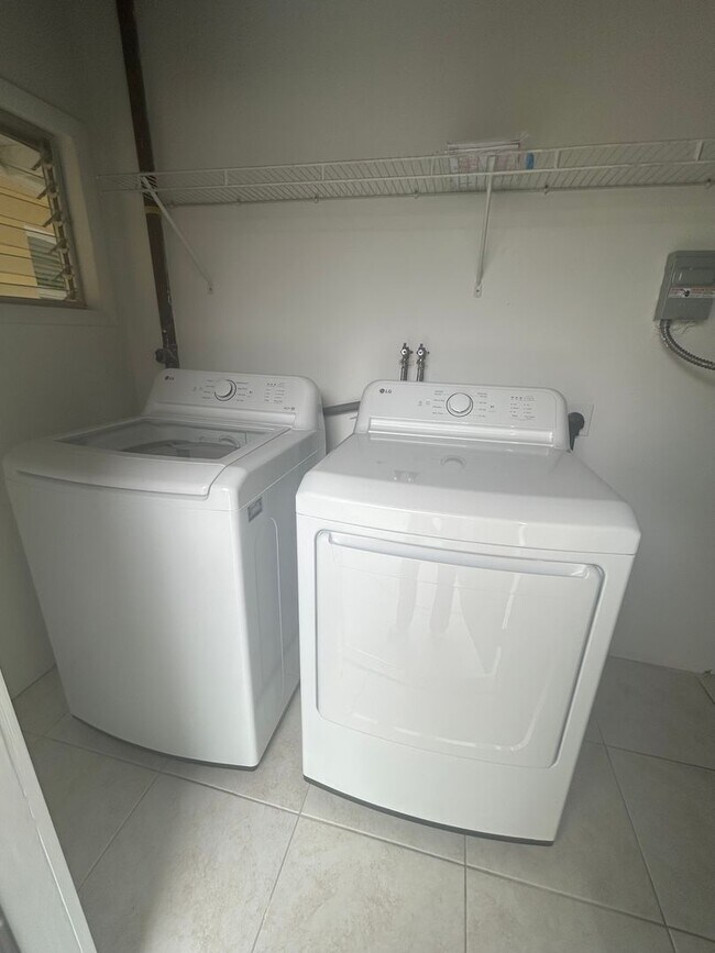 Building Photo - Charming 2 bedroom/1 Bathroom Home in Shore Acres