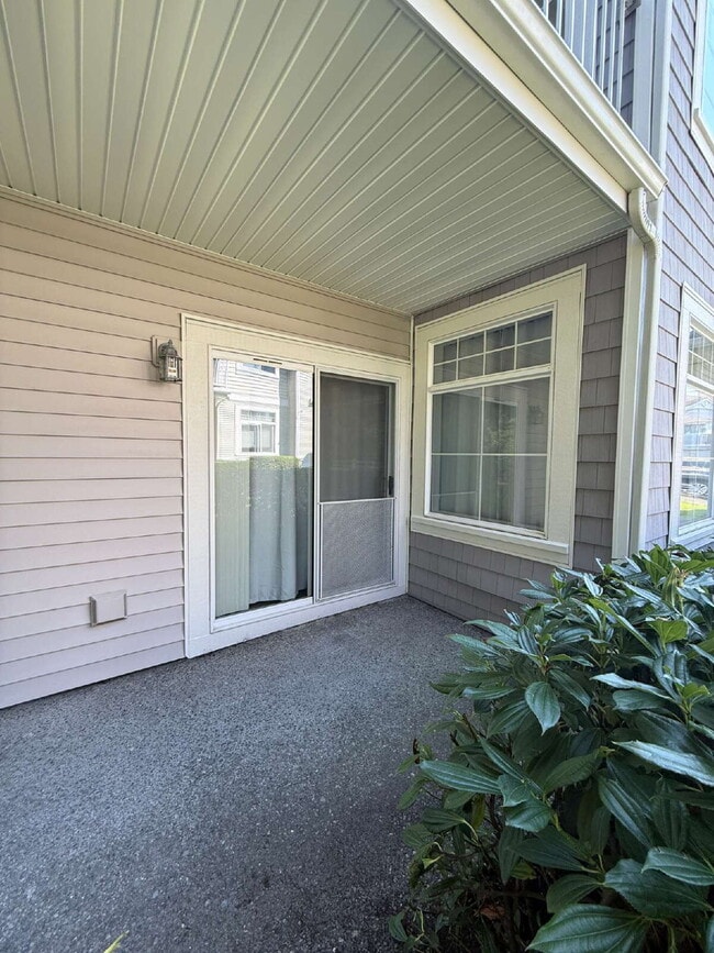 Building Photo - The Lakes @ Kent Community Condo Unit Avai...