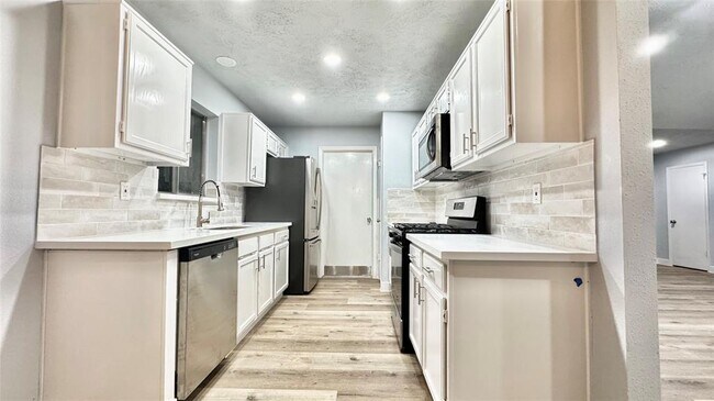 Building Photo - 415 Starborough Dr