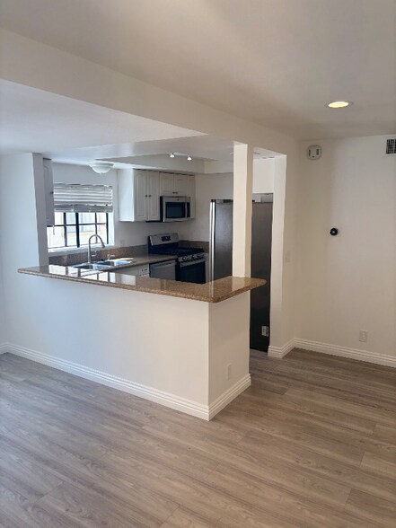 Building Photo - 14715 Saticoy St
