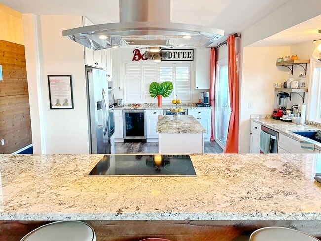 Building Photo - Wailuku Heights Executive Style 3Bed/2Bath Furnished Upstairs Home - Pool w/ cabanas - Most Utili...