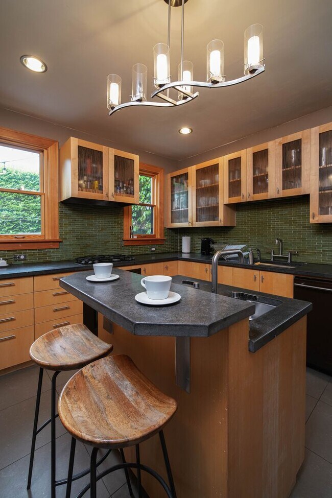 Building Photo - R0441