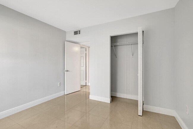 Building Photo - 4156 Inverrary Dr