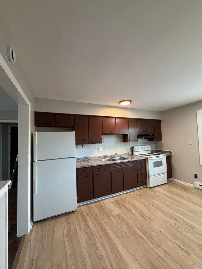Building Photo - 6111 Laurel Hall Dr
