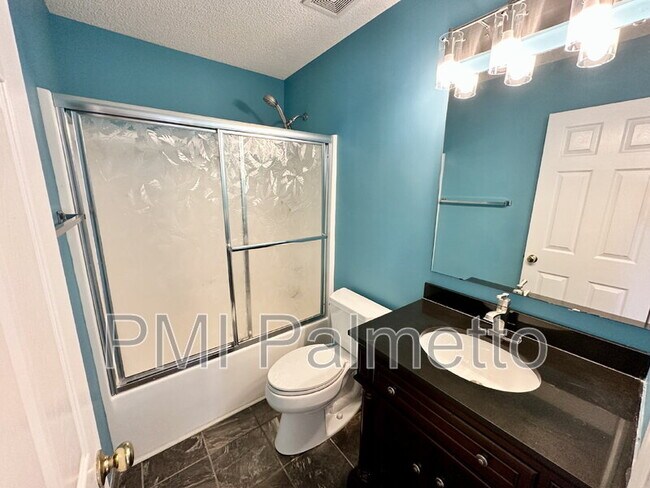 Building Photo - 303 Buckthorne Dr