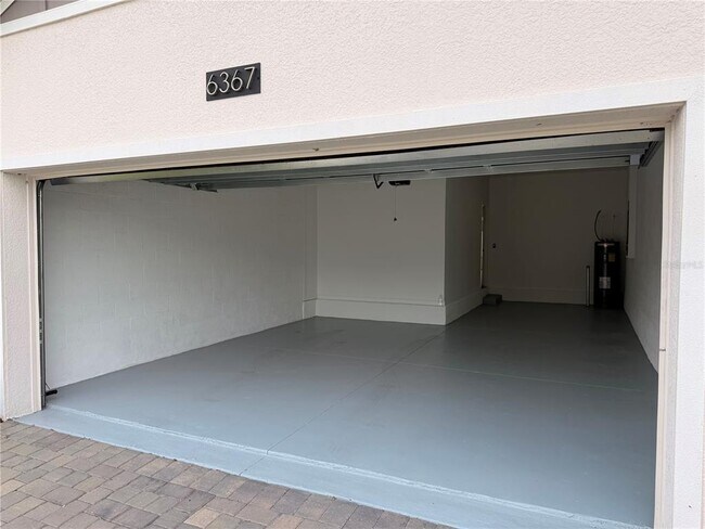 Building Photo - 6367 Lakepine St