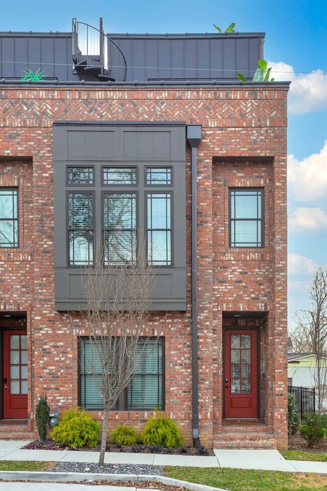 Building Photo - 713 26th Ave N