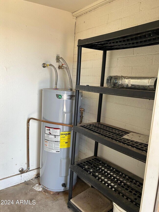 Building Photo - 918 N Stapley Dr