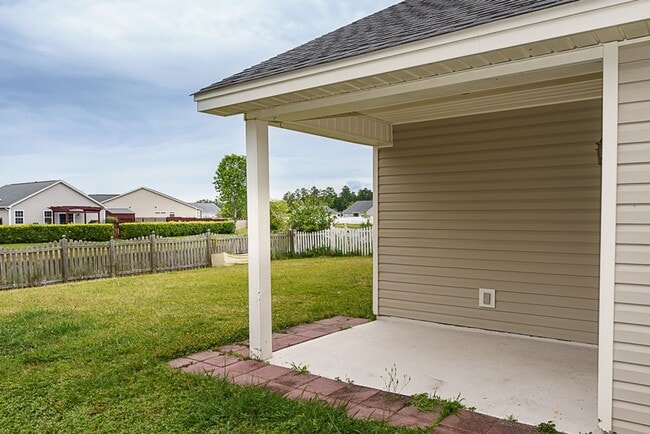 Building Photo - Three Bedroom Home in Hearthstone